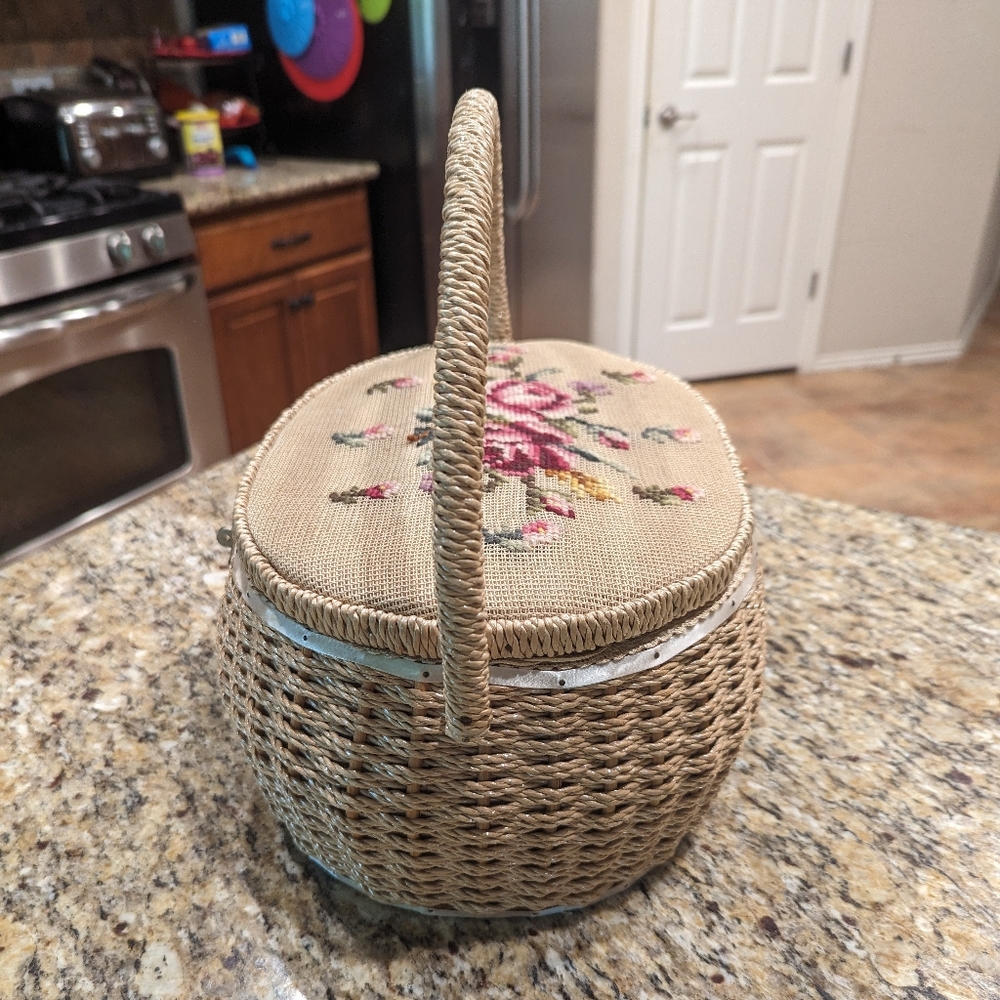 Vintage 70's Oval Woven Wicker Sewing Basket W Floral Needlepoint Lid W Handle - Picture 6 of 14
